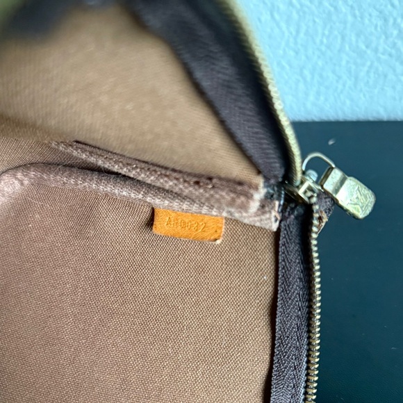 🌼AUTHENTIC Louis Vuitton Pochette with ORIGINAL LV strap🌼 - Picture 14 of 15